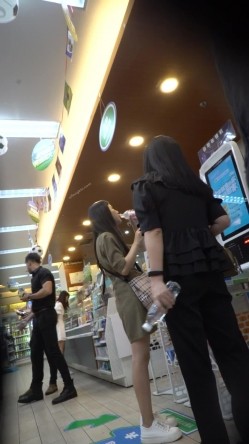 论坛VIP资源大师极限贴身CD超多漂亮小姐姐亮点多多各种骚丁露臀蕾丝骚内COSER美眉直接真空露逼 截图7