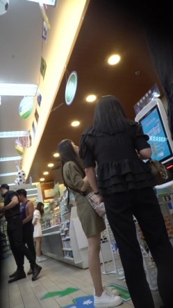 论坛VIP资源大师极限贴身CD超多漂亮小姐姐亮点多多各种骚丁露臀蕾丝骚内COSER美眉直接真空露逼 截图8