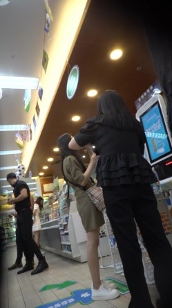 论坛VIP资源大师极限贴身CD超多漂亮小姐姐亮点多多各种骚丁露臀蕾丝骚内COSER美眉直接真空露逼 截图11