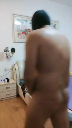 漏出少女艳舞风骚女友全程露脸跟蒙面大哥激情啪啪，口交大鸡巴，床上多体位蹂躏抽插，高难度草穴姿势好刺激 截图4