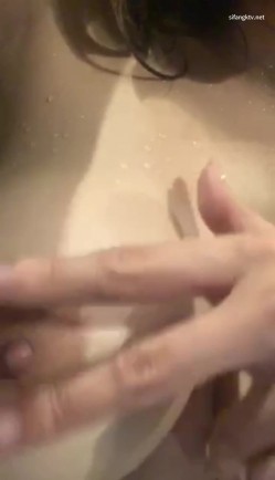 【爆乳女神 ️独家珍藏】顶级网红骚货『松果儿』最强爆乳玩穴珍藏 ️单指两指抠逼 潮吹喷涌 插逼呻吟 骚逼果然会喷射 截图8