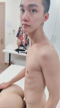 ️酒店换妻淫乱【一起玩】操别人老婆真爽~高跟丝袜翘臀~爽翻天 截图6