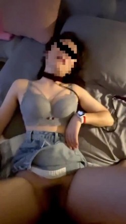 【极品反差婊】探探刷到的同小区极品妹子与男友吵架后趁虚而入被黄毛各种玩弄艹逼 截图2