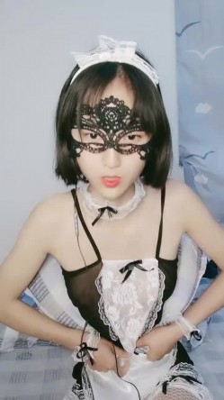 女仆装白色网袜清纯面罩妹子，和中分男友居家爱爱，逼逼无毛开档情趣内裤，操几下用跳蛋自己玩弄呻吟嗯嗯 截图1