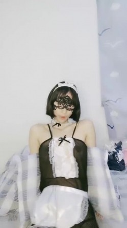 女仆装白色网袜清纯面罩妹子，和中分男友居家爱爱，逼逼无毛开档情趣内裤，操几下用跳蛋自己玩弄呻吟嗯嗯 截图2