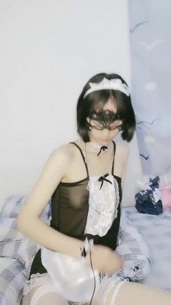女仆装白色网袜清纯面罩妹子，和中分男友居家爱爱，逼逼无毛开档情趣内裤，操几下用跳蛋自己玩弄呻吟嗯嗯 截图3