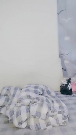 女仆装白色网袜清纯面罩妹子，和中分男友居家爱爱，逼逼无毛开档情趣内裤，操几下用跳蛋自己玩弄呻吟嗯嗯 截图4