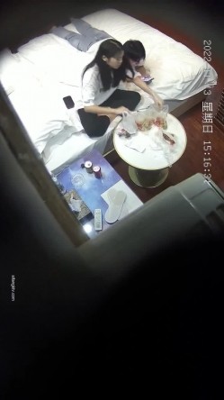 新流出酒店钟点炮房偷拍 ️学生情侣带着午餐开房饱餐过后开始运动 截图1