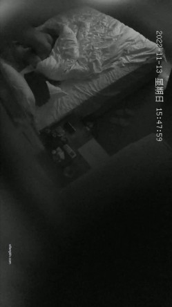 新流出酒店钟点炮房偷拍 ️学生情侣带着午餐开房饱餐过后开始运动 截图4