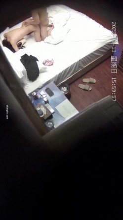 新流出酒店钟点炮房偷拍 ️学生情侣带着午餐开房饱餐过后开始运动 截图5