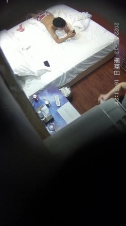 新流出酒店钟点炮房偷拍 ️学生情侣带着午餐开房饱餐过后开始运动 截图10