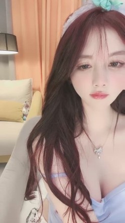 极品尤物网红女神！爆乳美腿脱衣热舞！情趣小肚兜一脸淫骚，自摸肥唇美穴，小穴超紧致 截图4
