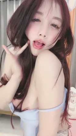 极品尤物网红女神！爆乳美腿脱衣热舞！情趣小肚兜一脸淫骚，自摸肥唇美穴，小穴超紧致 截图7