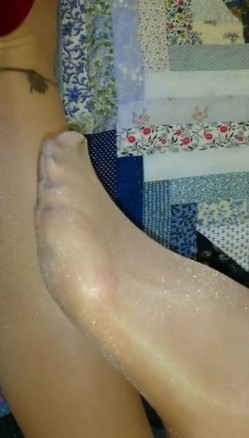 回味大学时的女友在出租屋给哥们儿爆管 肉丝纤细美脚真TM给劲儿 截图1
