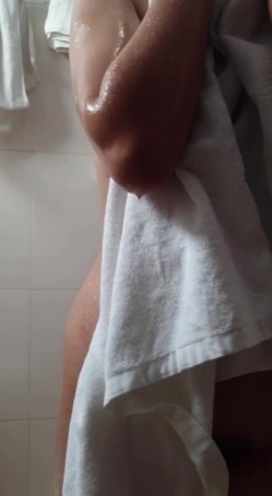 伪装挂物勾偷拍合租大姐姐洗澡,近距离观察水珠从奶子上流下来 截图2