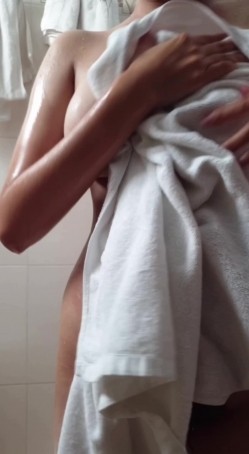 伪装挂物勾偷拍合租大姐姐洗澡,近距离观察水珠从奶子上流下来 截图4