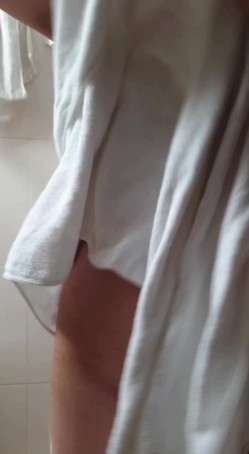 伪装挂物勾偷拍合租大姐姐洗澡,近距离观察水珠从奶子上流下来 截图5