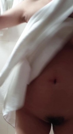 伪装挂物勾偷拍合租大姐姐洗澡,近距离观察水珠从奶子上流下来 截图6