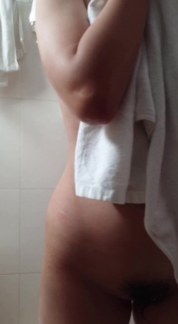 伪装挂物勾偷拍合租大姐姐洗澡,近距离观察水珠从奶子上流下来 截图10