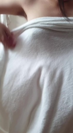 伪装挂物勾偷拍合租大姐姐洗澡,近距离观察水珠从奶子上流下来 截图14