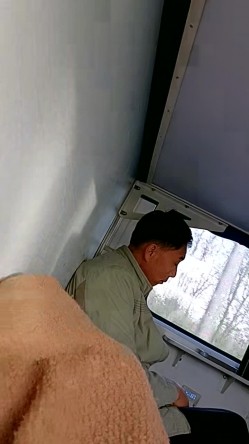 【靓丽女老师】火车下铺妹子在自慰，旁边的大爷大妈不少，太刺激了 截图2