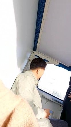 【靓丽女老师】火车下铺妹子在自慰，旁边的大爷大妈不少，太刺激了 截图4