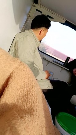 【靓丽女老师】火车下铺妹子在自慰，旁边的大爷大妈不少，太刺激了 截图5