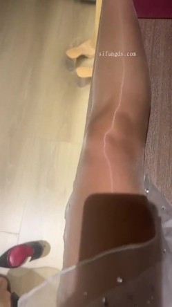 抖音大长腿少妇【馨月姐姐】丝足诱惑，自摸自慰，颜值丝足爱好者不可错过 截图3