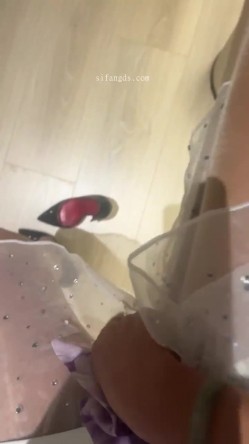 抖音大长腿少妇【馨月姐姐】丝足诱惑，自摸自慰，颜值丝足爱好者不可错过 截图4