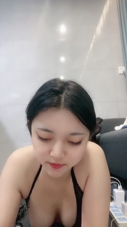 颜值不错的母狗人妻少妇，高颜值穿上开档黑丝诱惑狼友，道具抽插滴蜡口球小皮鞭，奶子比心风骚诱惑精彩刺激 截图3