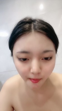 颜值不错的母狗人妻少妇，高颜值穿上开档黑丝诱惑狼友，道具抽插滴蜡口球小皮鞭，奶子比心风骚诱惑精彩刺激 截图16