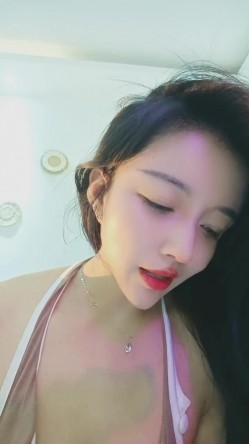 有点混血高挑模特女神，撅起屁股露出美鲍鱼，和网友聊聊自己的性事，特写粉木耳 截图1