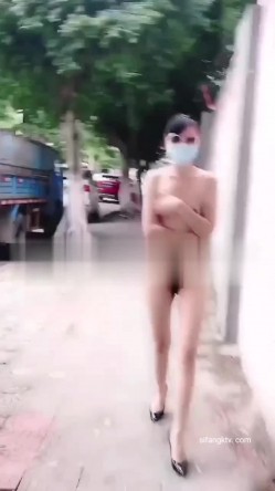 ️最新流出 ️超大胆子哦 ️纹身人妻白天竟全裸街头行走购物引路人围观拍照 胆子确实不小 也不怕被抓起来 高清1080P版 截图1