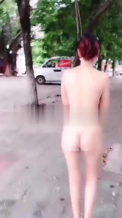️最新流出 ️超大胆子哦 ️纹身人妻白天竟全裸街头行走购物引路人围观拍照 胆子确实不小 也不怕被抓起来 高清1080P版 截图5