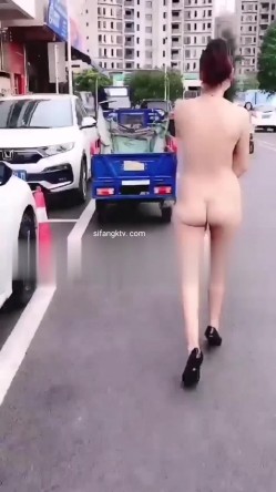 ️最新流出 ️超大胆子哦 ️纹身人妻白天竟全裸街头行走购物引路人围观拍照 胆子确实不小 也不怕被抓起来 高清1080P版 截图9