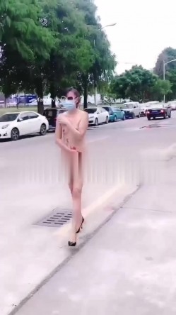 ️最新流出 ️超大胆子哦 ️纹身人妻白天竟全裸街头行走购物引路人围观拍照 胆子确实不小 也不怕被抓起来 高清1080P版 截图12