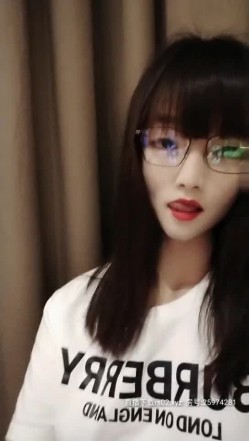 颜值很不错的大二学妹露脸户外约个小哥哥回酒店啪啪，露脸口交黑丝情趣，被小哥哥各种姿势爆草抽插真嗨 截图6