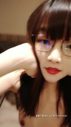 颜值很不错的大二学妹露脸户外约个小哥哥回酒店啪啪，露脸口交黑丝情趣，被小哥哥各种姿势爆草抽插真嗨 截图9