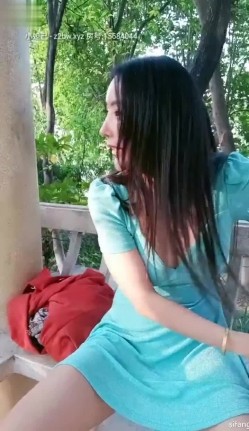 【小骚逼风情万种】公园露出,‘随便摸，来,不要怕，不要钱’,围观大叔纷纷排队上前摸奶,还被大爷带上山摸鸡巴，人来人往，刺激豪放！ 截图7