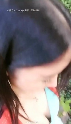 【小骚逼风情万种】公园露出,‘随便摸，来,不要怕，不要钱’,围观大叔纷纷排队上前摸奶,还被大爷带上山摸鸡巴，人来人往，刺激豪放！ 截图8