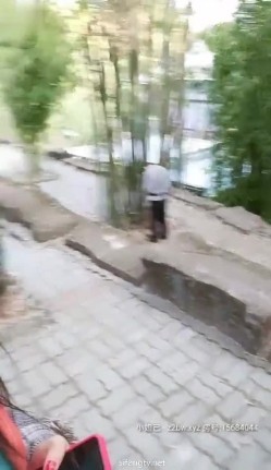 【小骚逼风情万种】公园露出,‘随便摸，来,不要怕，不要钱’,围观大叔纷纷排队上前摸奶,还被大爷带上山摸鸡巴，人来人往，刺激豪放！ 截图10