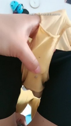 乱伦嫂嫂在地上被小哥在头上戴个内裤玩弄，鸡巴插嘴里玩逼舔逼无套抽插，小嫂子好骚叫的好浪直接射进骚逼里 截图1