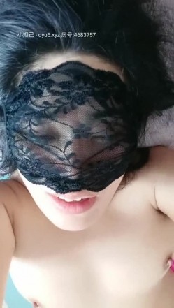 乱伦嫂嫂在地上被小哥在头上戴个内裤玩弄，鸡巴插嘴里玩逼舔逼无套抽插，小嫂子好骚叫的好浪直接射进骚逼里 截图9