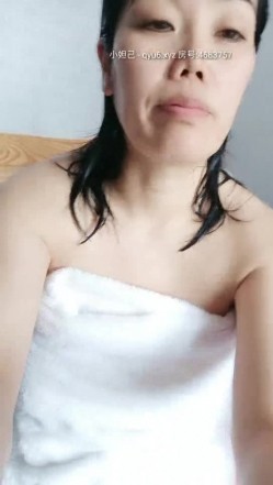 乱伦嫂嫂在地上被小哥在头上戴个内裤玩弄，鸡巴插嘴里玩逼舔逼无套抽插，小嫂子好骚叫的好浪直接射进骚逼里 截图14