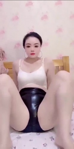 快手骚逼熟女【笑笑很暖心】广场舞达人,裸舞诱惑,奶大毛少,喜欢邻家人妻的来 截图4