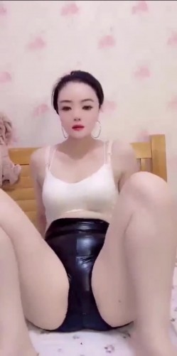 快手骚逼熟女【笑笑很暖心】广场舞达人,裸舞诱惑,奶大毛少,喜欢邻家人妻的来 截图5