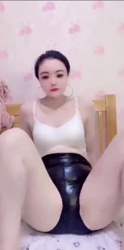 快手骚逼熟女【笑笑很暖心】广场舞达人,裸舞诱惑,奶大毛少,喜欢邻家人妻的来 截图6