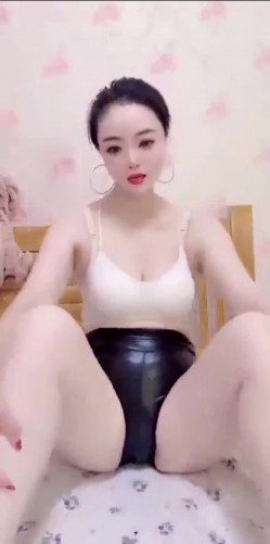 快手骚逼熟女【笑笑很暖心】广场舞达人,裸舞诱惑,奶大毛少,喜欢邻家人妻的来 截图13