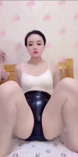快手骚逼熟女【笑笑很暖心】广场舞达人,裸舞诱惑,奶大毛少,喜欢邻家人妻的来 截图15