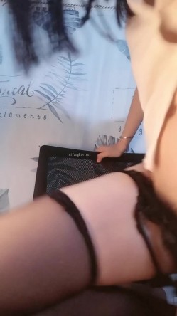 【素馨】，学生妹在家无聊，脱光自慰，少女坚挺的乳房，粉红的逼逼还没经过几次性爱的洗礼，完美，让人看了秒硬起 截图16